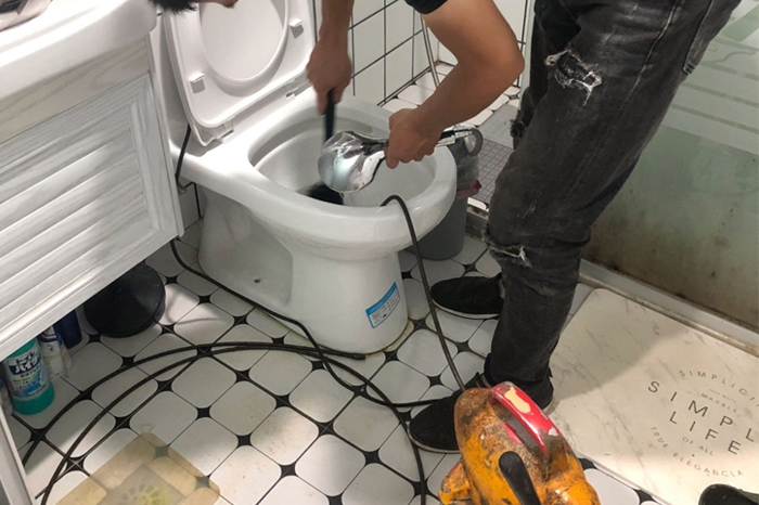 南宫马桶堵塞自己疏通还是找师傅?专业上门服务让你省时更省心