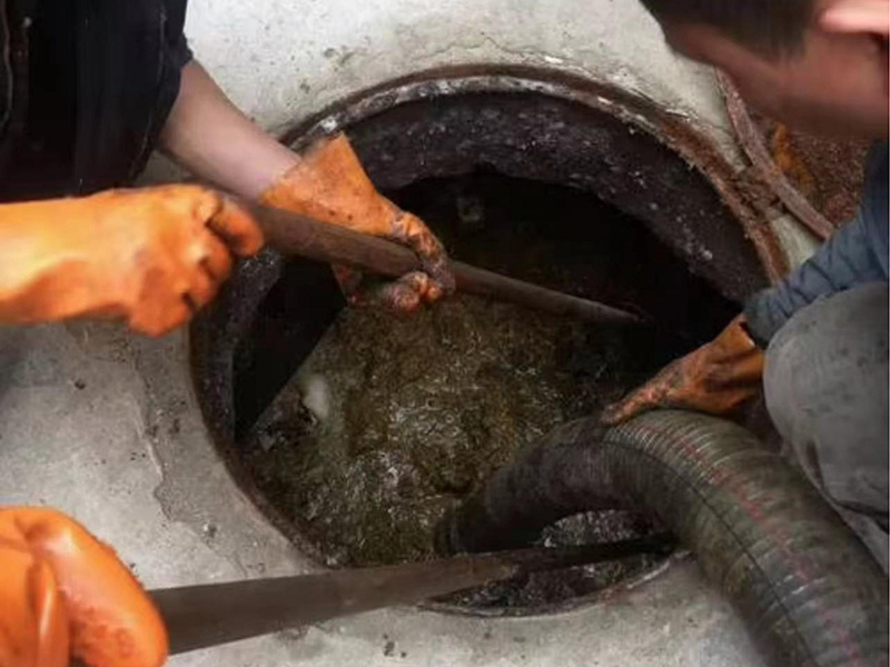 南宫清理化粪池时如何避免沼气的危害?